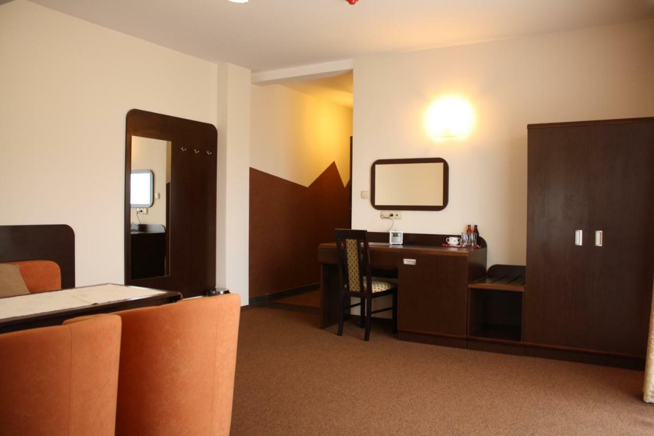 Hotel Pinocy Ledziny Εξωτερικό φωτογραφία